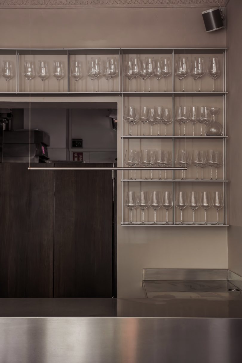 由Studio J.Braunfels设计的极简主义酒吧Mokum