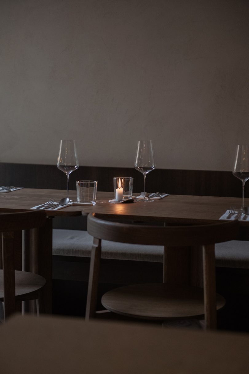 由Studio J.Braunfels设计的极简主义酒吧Mokum