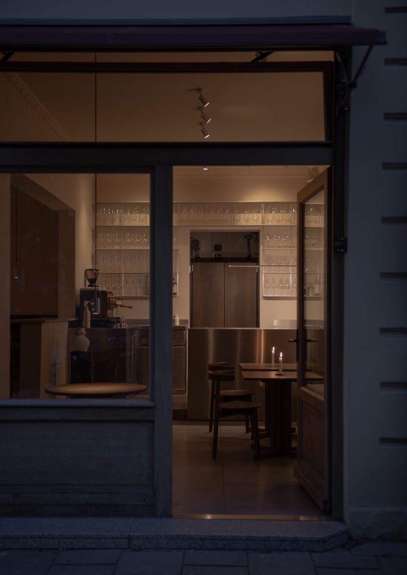 由Studio J.Braunfels设计的极简主义酒吧Mokum