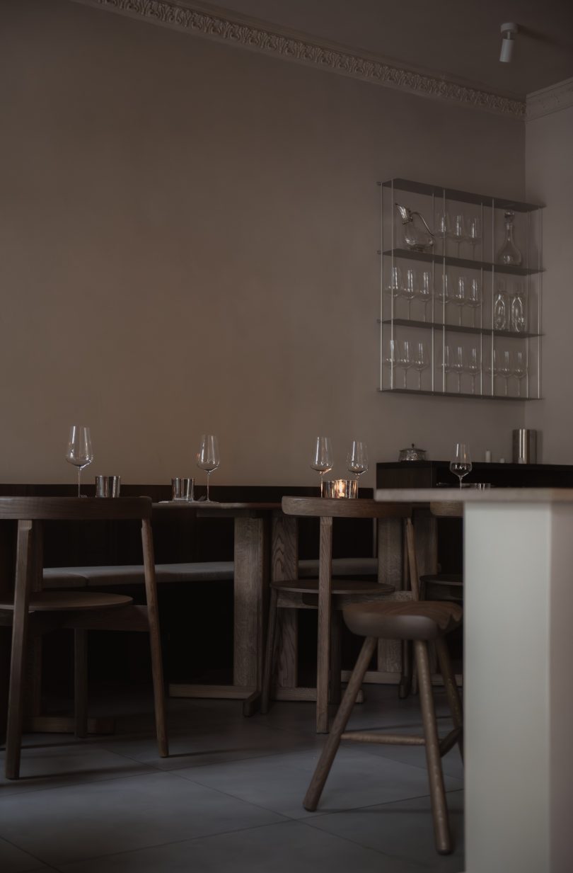 由Studio J.Braunfels设计的极简主义酒吧Mokum