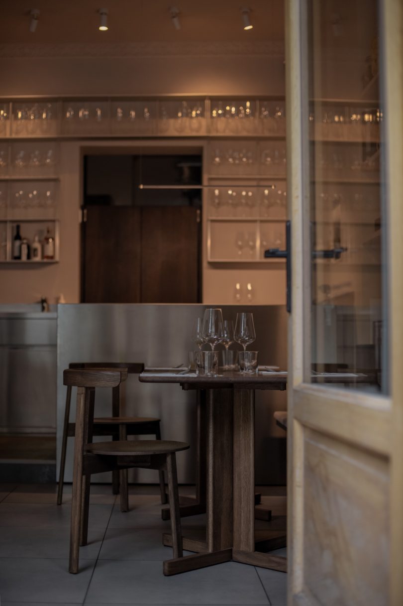 由Studio J.Braunfels设计的极简主义酒吧Mokum