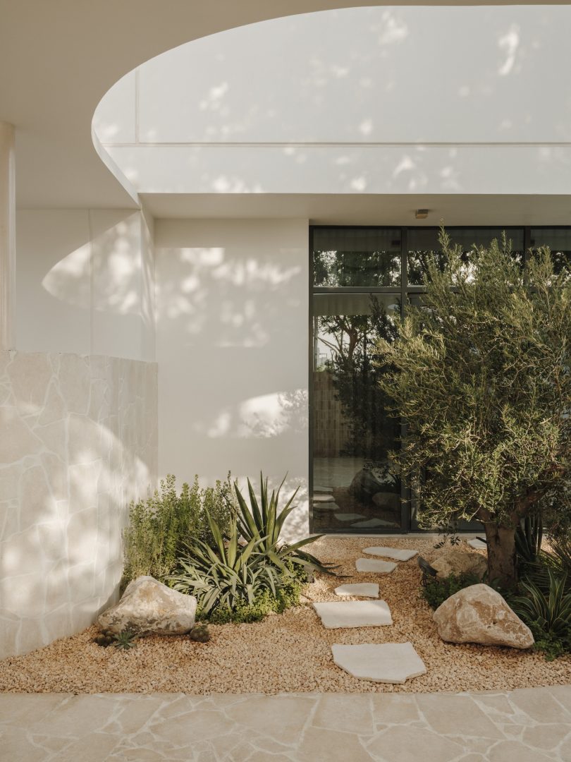 IN BLOSSOM INTERIOR设计的极简住宅Dubai Beach Villa