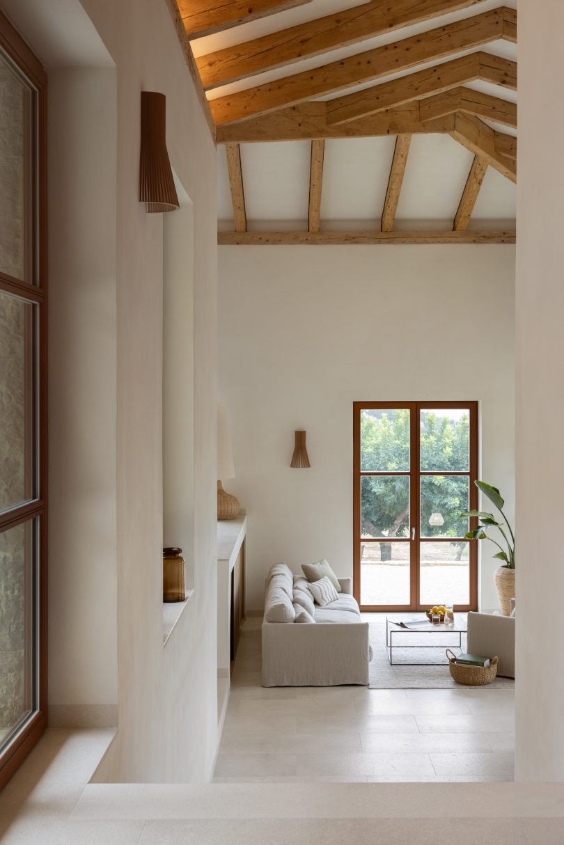 由Anjora设计的极简主义住宅Finca Anjora