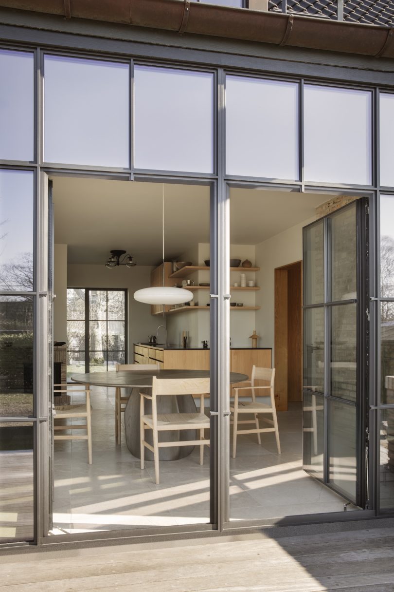 由Yoye设计的极简主义住宅Humlebæk Home