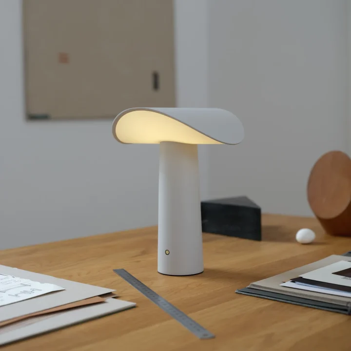 由Johannes Lindner为Gejst设计的携式台灯Lium