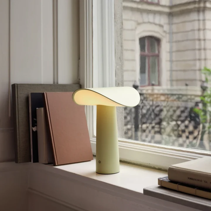 由Johannes Lindner为Gejst设计的携式台灯Lium