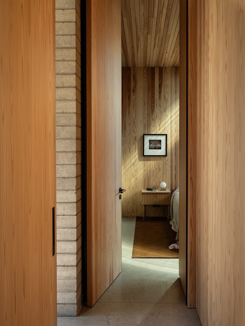 Roberts Gray Architects设计的极简住宅S.K.I. House