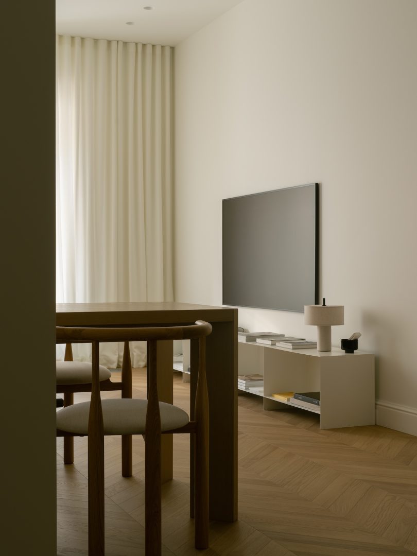 由Alexandra Levina设计的极简公寓Vasilievsky