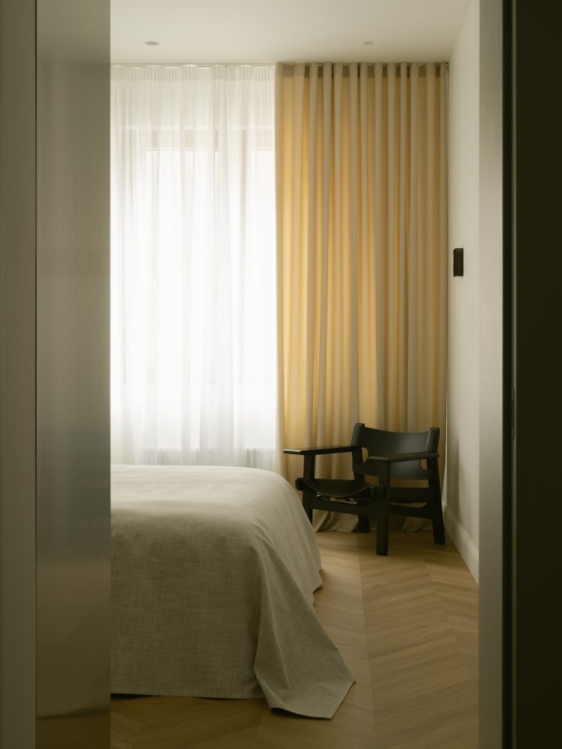 由Alexandra Levina设计的极简公寓Vasilievsky