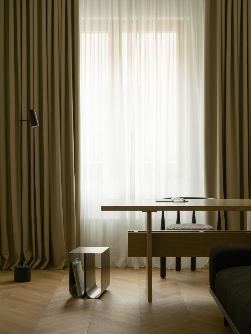 由Alexandra Levina设计的极简公寓Vasilievsky