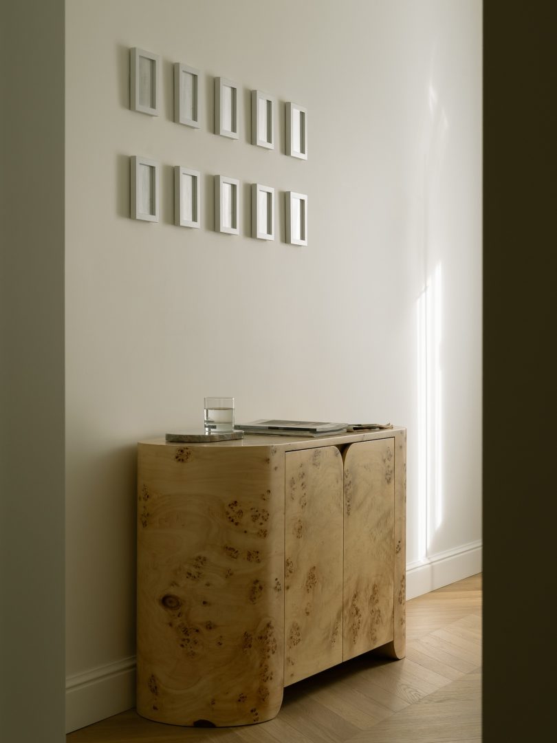 由Alexandra Levina设计的极简公寓Vasilievsky