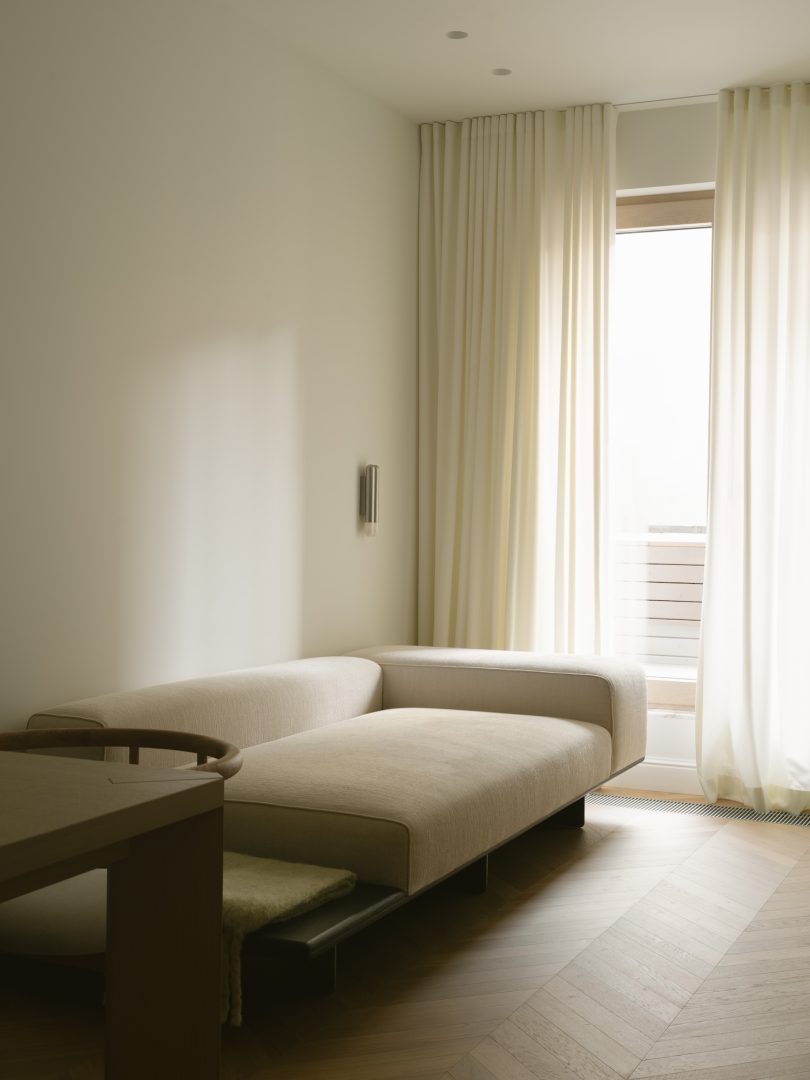 由Alexandra Levina设计的极简公寓Vasilievsky