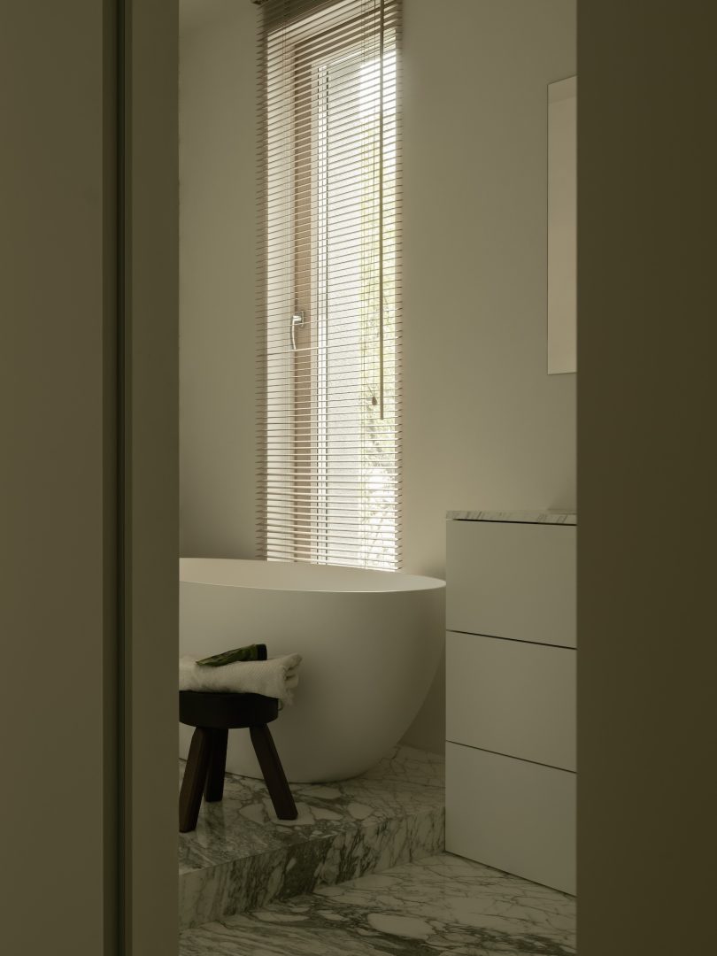 由Alexandra Levina设计的极简公寓Vasilievsky