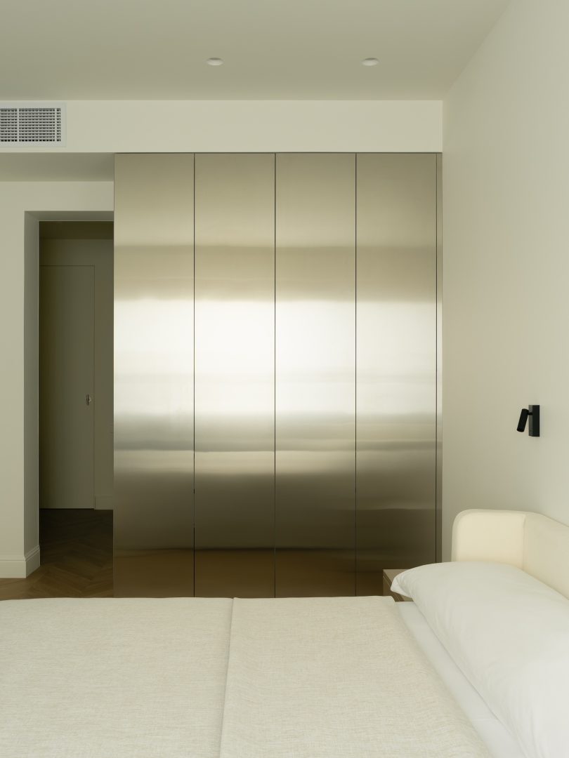 由Alexandra Levina设计的极简公寓Vasilievsky