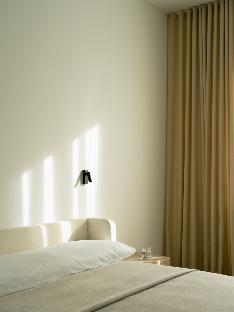 由Alexandra Levina设计的极简公寓Vasilievsky