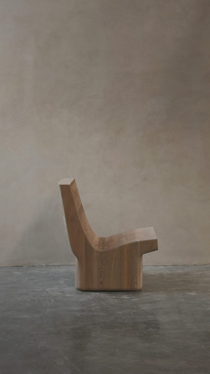 Joel Escalona设计的极简主义椅子Muted Easy Chairs