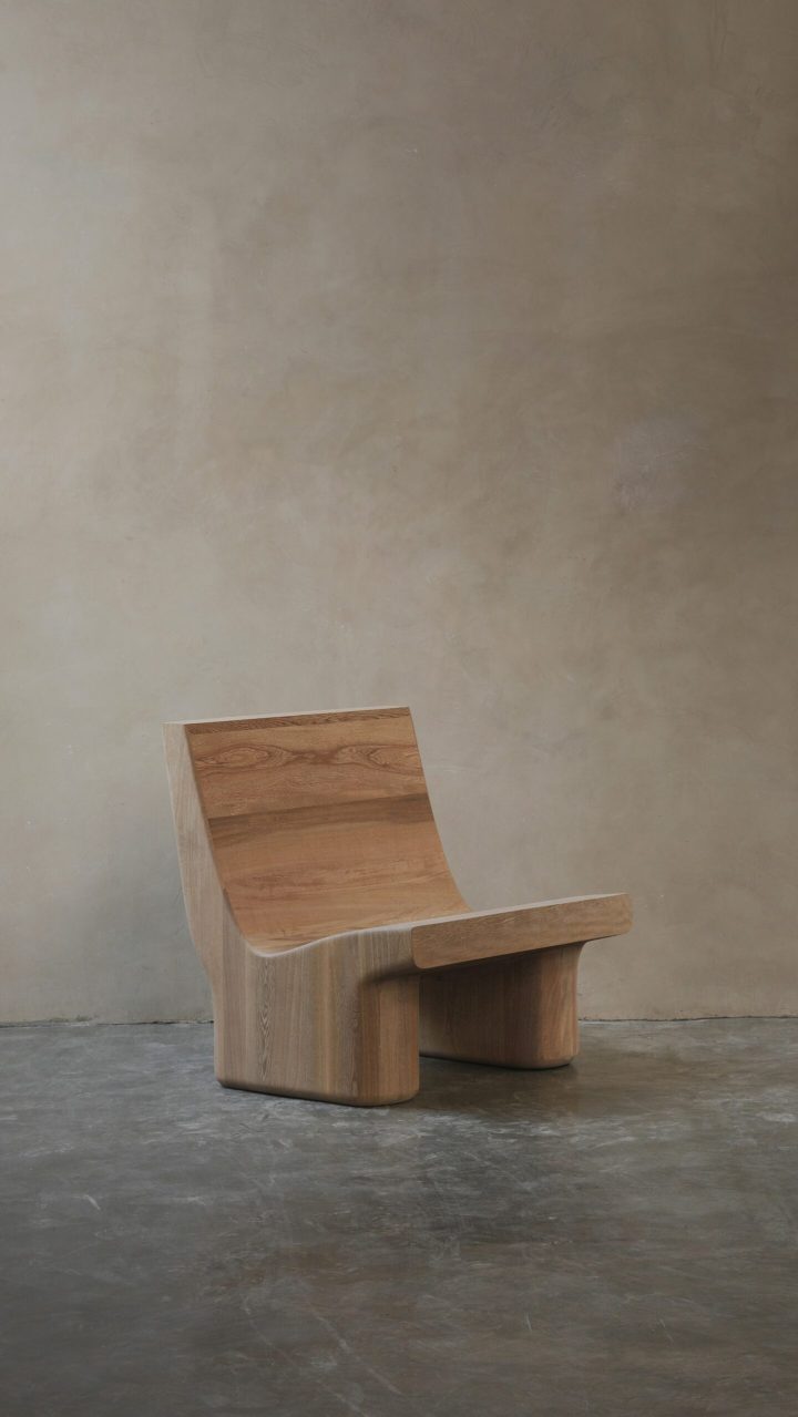 Joel Escalona设计的极简主义椅子Muted Easy Chairs