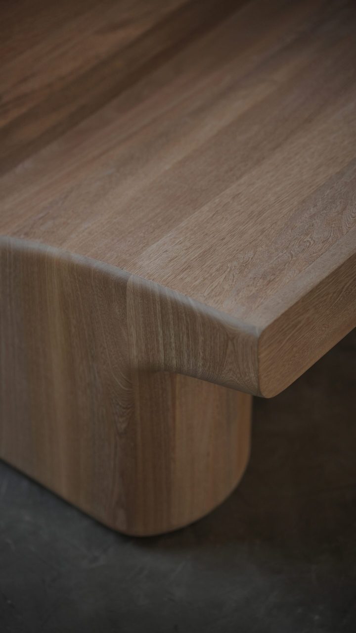 Joel Escalona设计的极简主义椅子Muted Easy Chairs