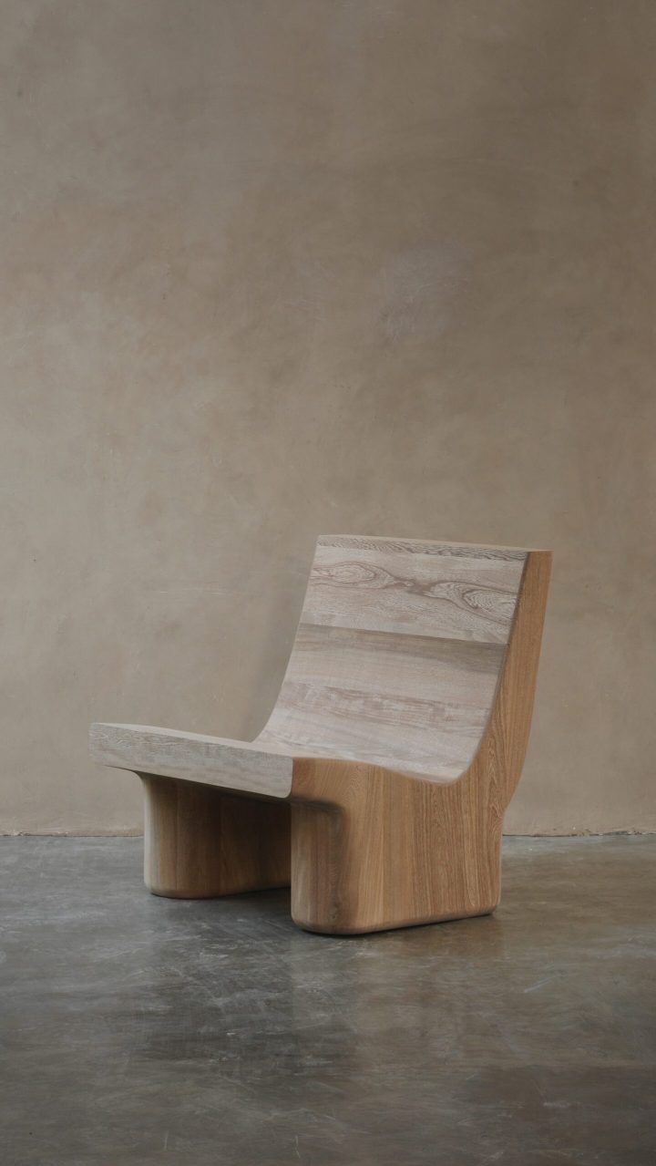 Joel Escalona设计的极简主义椅子Muted Easy Chairs