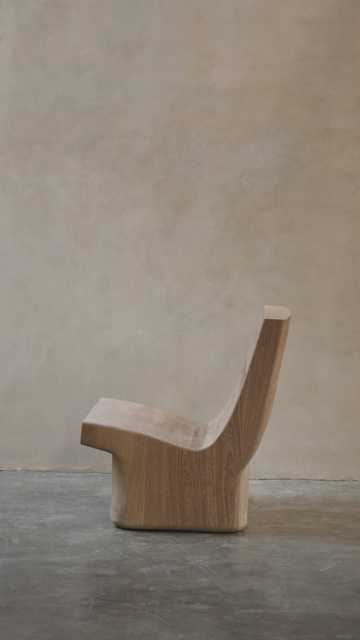 Joel Escalona设计的极简主义椅子Muted Easy Chairs