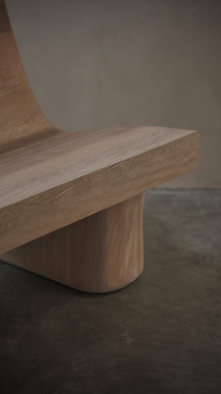 Joel Escalona设计的极简主义椅子Muted Easy Chairs