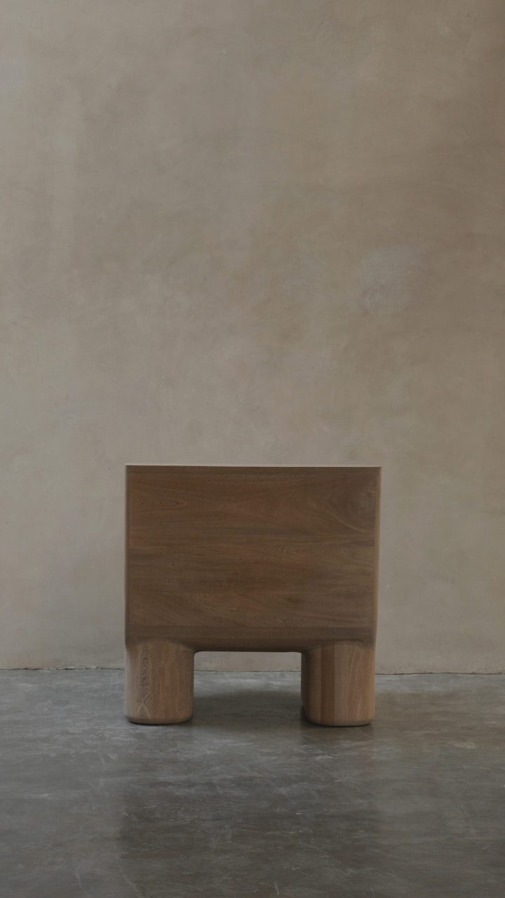 Joel Escalona设计的极简主义椅子Muted Easy Chairs