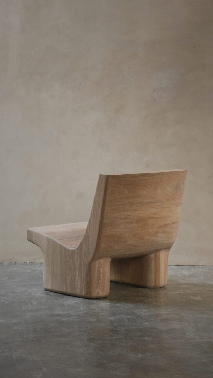 Joel Escalona设计的极简主义椅子Muted Easy Chairs