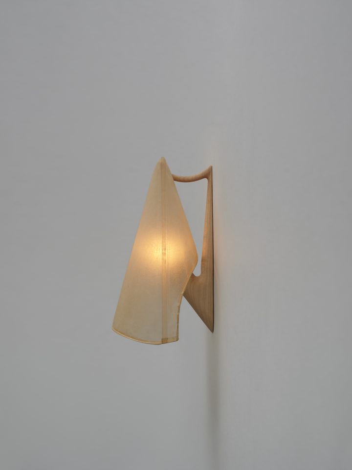 Thomas Yang Studio设计的极简灯具Tian Den Sconce