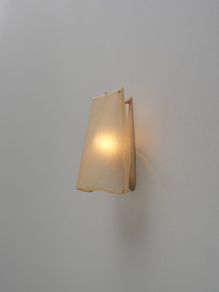 Thomas Yang Studio设计的极简灯具Tian Den Sconce
