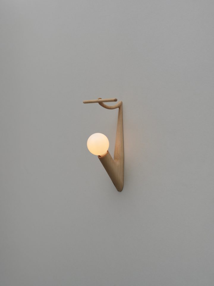 Thomas Yang Studio设计的极简灯具Tian Den Sconce