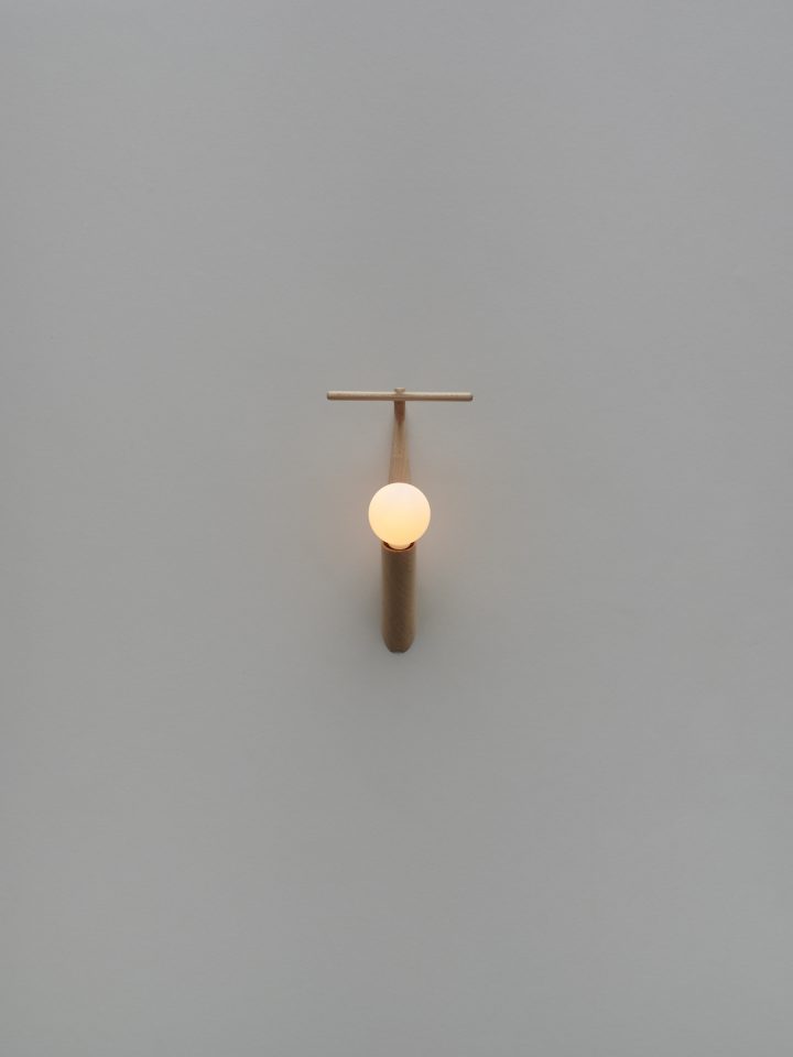 Thomas Yang Studio设计的极简灯具Tian Den Sconce