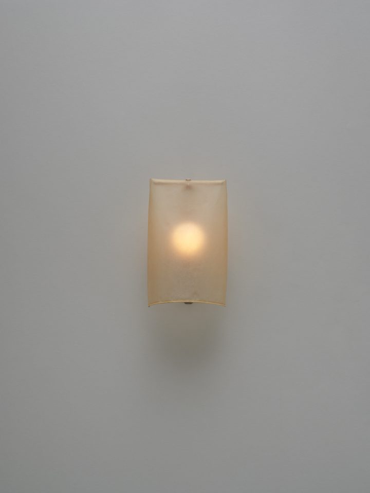 Thomas Yang Studio设计的极简灯具Tian Den Sconce