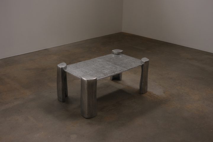 SATURDAY YARD WORK设计的极简咖啡桌Cast Coffee Table