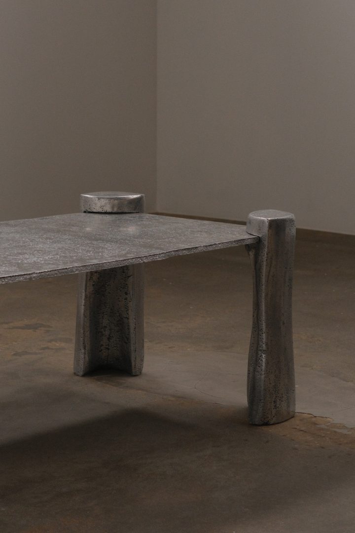 SATURDAY YARD WORK设计的极简咖啡桌Cast Coffee Table