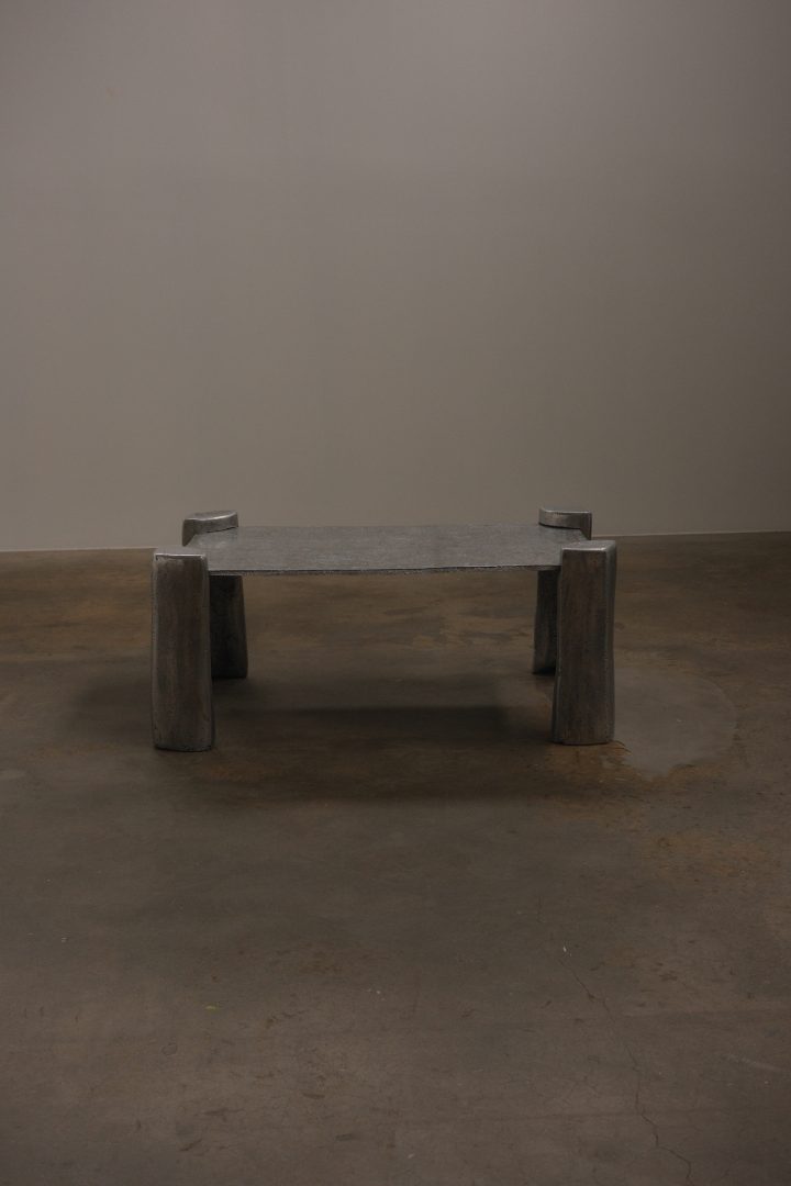 SATURDAY YARD WORK设计的极简咖啡桌Cast Coffee Table