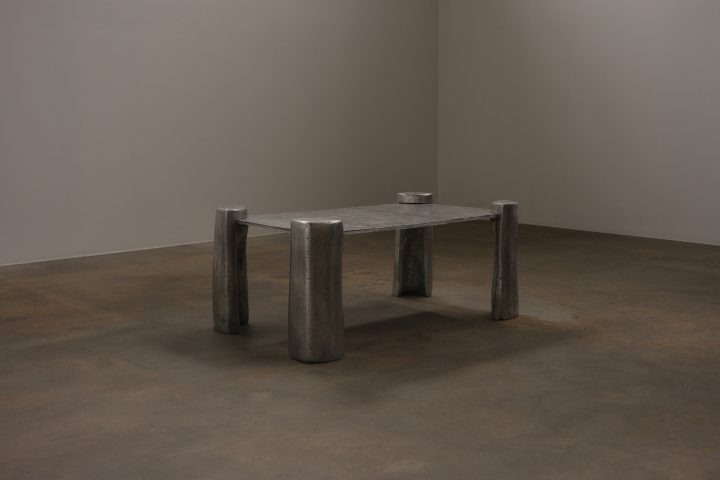 SATURDAY YARD WORK设计的极简咖啡桌Cast Coffee Table