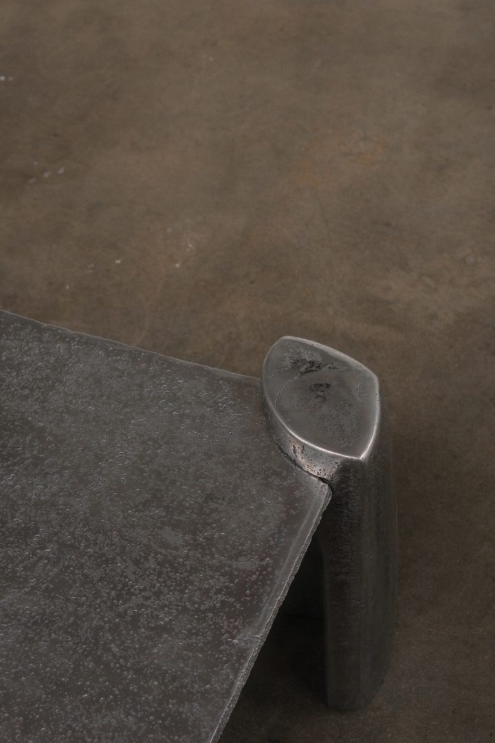 SATURDAY YARD WORK设计的极简咖啡桌Cast Coffee Table