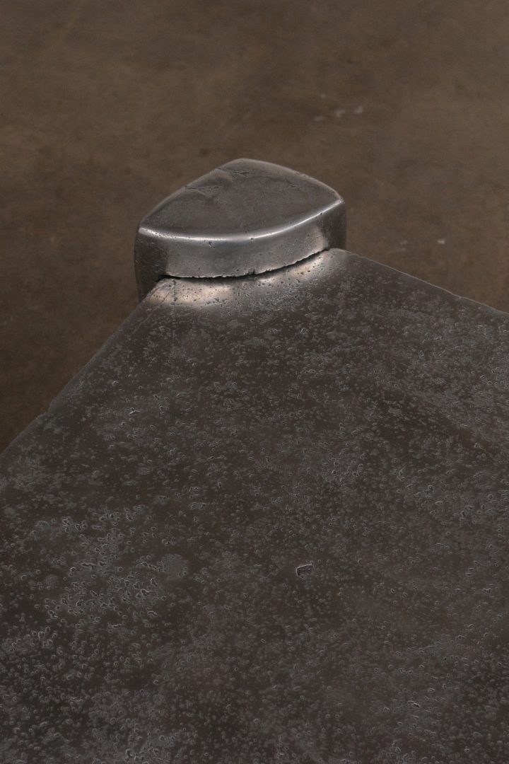 SATURDAY YARD WORK设计的极简咖啡桌Cast Coffee Table