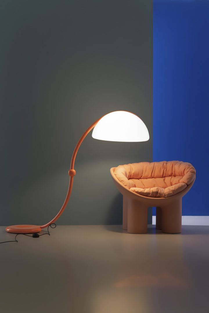 Serpente 灯具以大胆的橙色庆祝其诞生 60 周年