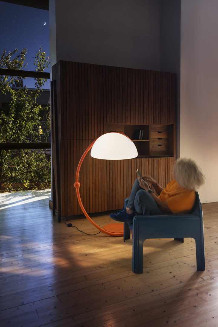 Serpente 灯具以大胆的橙色庆祝其诞生 60 周年