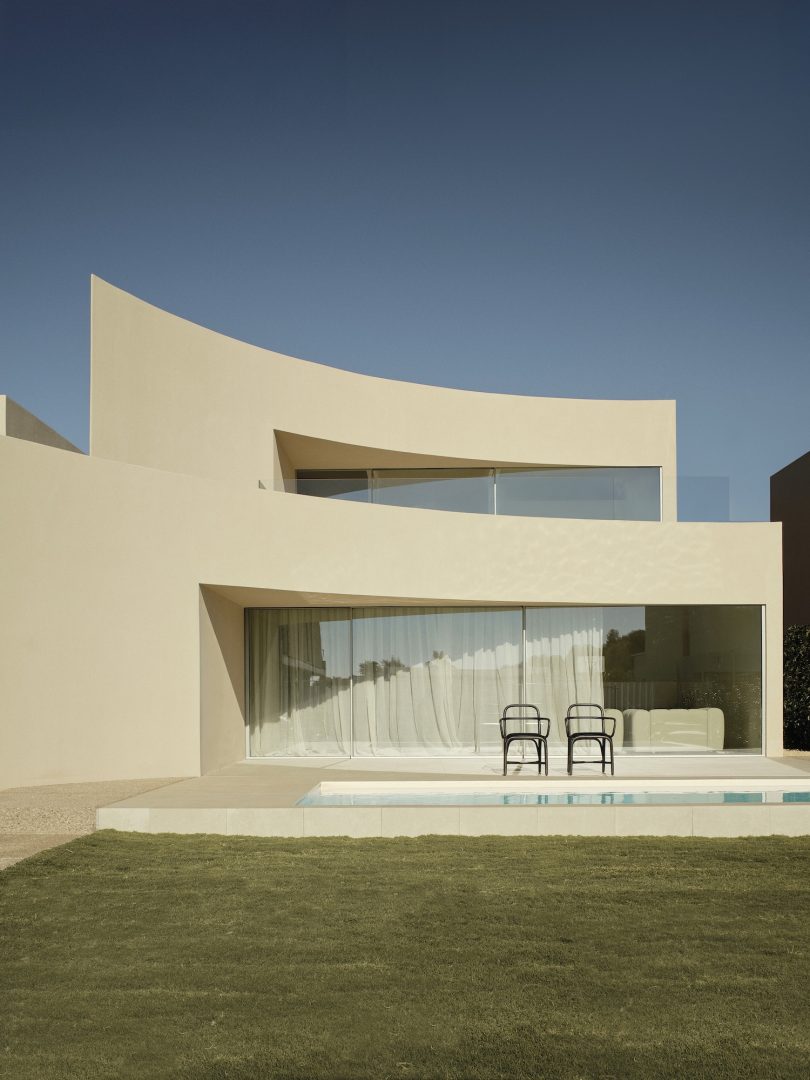 Balzar Arquitectos设计的极简住宅Alfinach Development