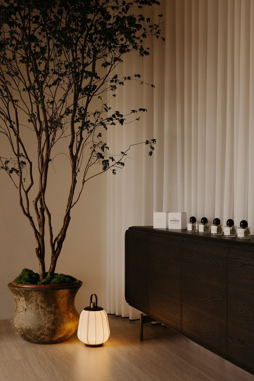 Right Angle Studio设计对的极简展厅CANCAN Flagship