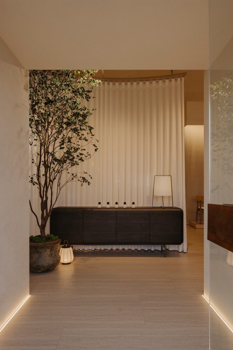 Right Angle Studio设计对的极简展厅CANCAN Flagship