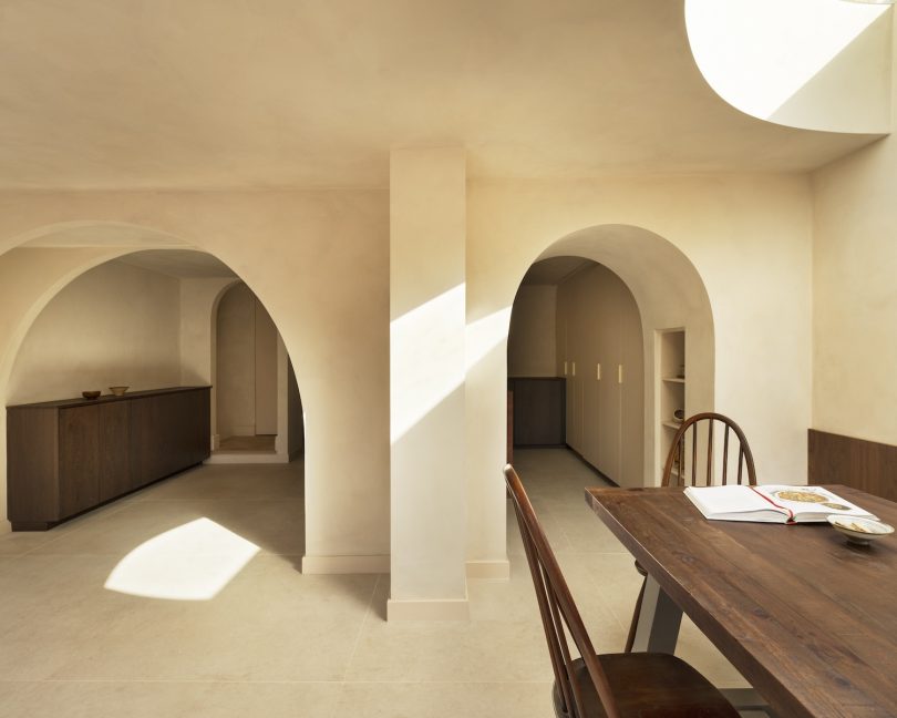 Polysmiths 设计的极简主义住宅 Arch House