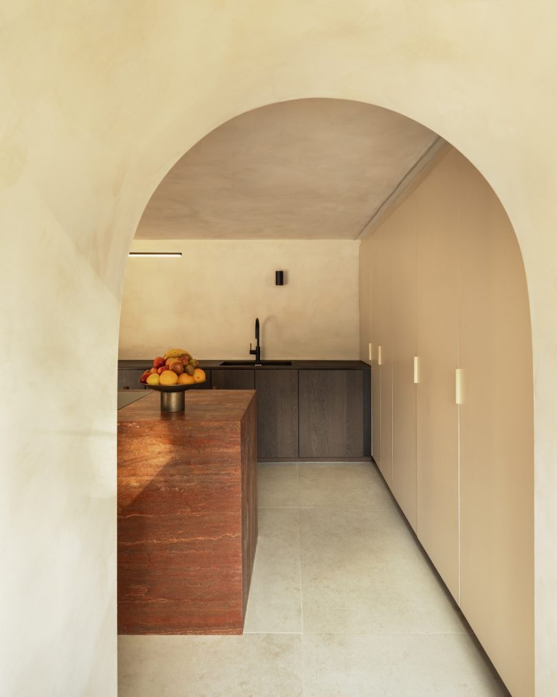 Polysmiths 设计的极简主义住宅 Arch House