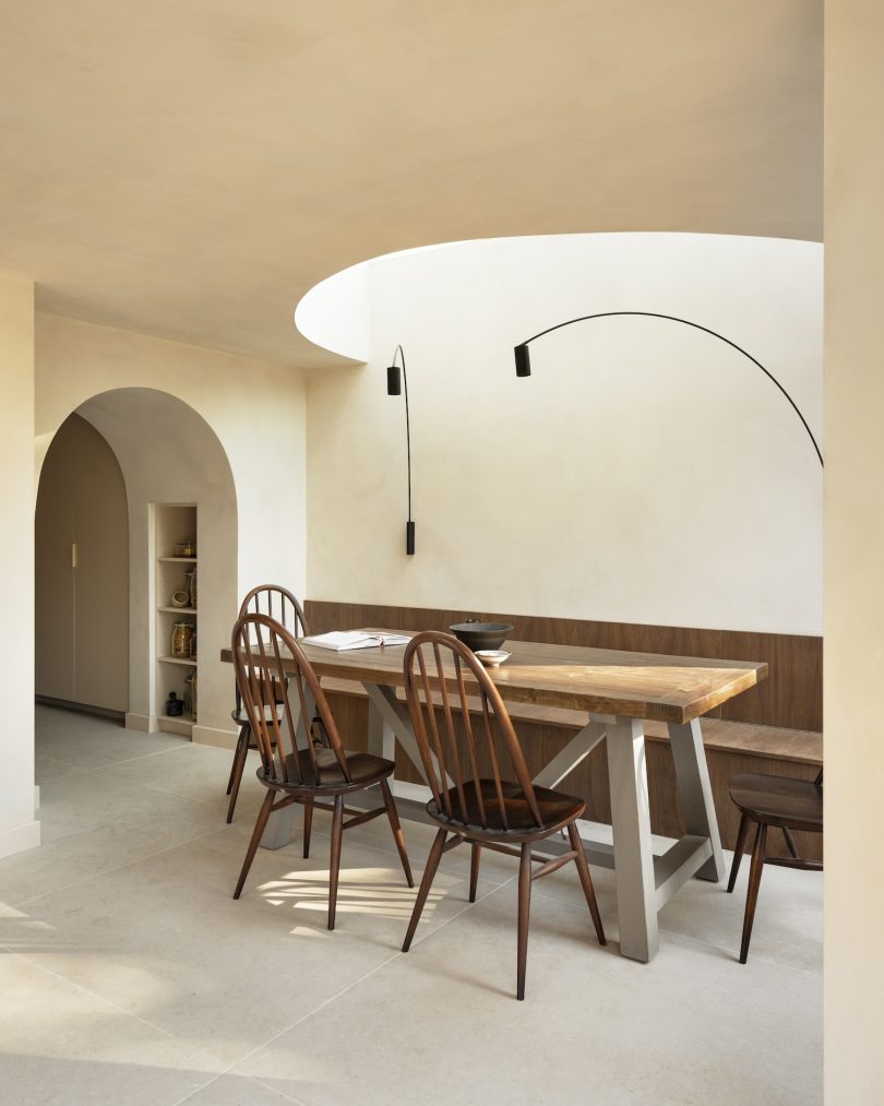 Polysmiths 设计的极简主义住宅 Arch House