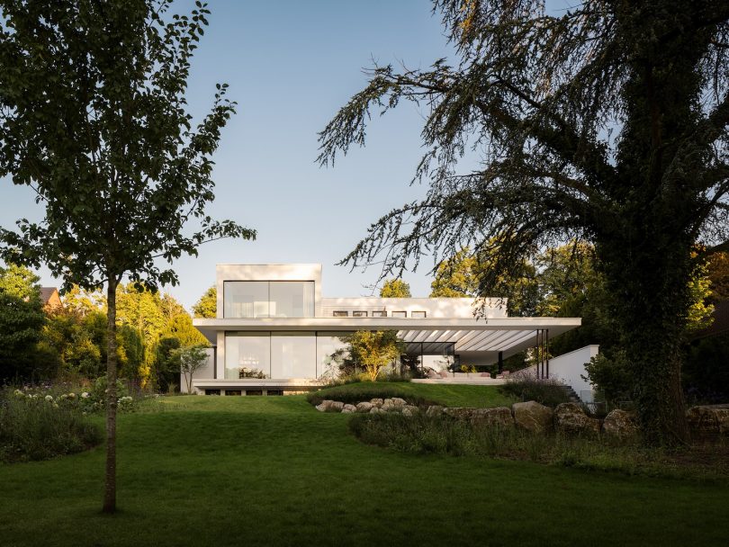 Philipp Architekten 设计的极简主义别墅 Ayoughi House