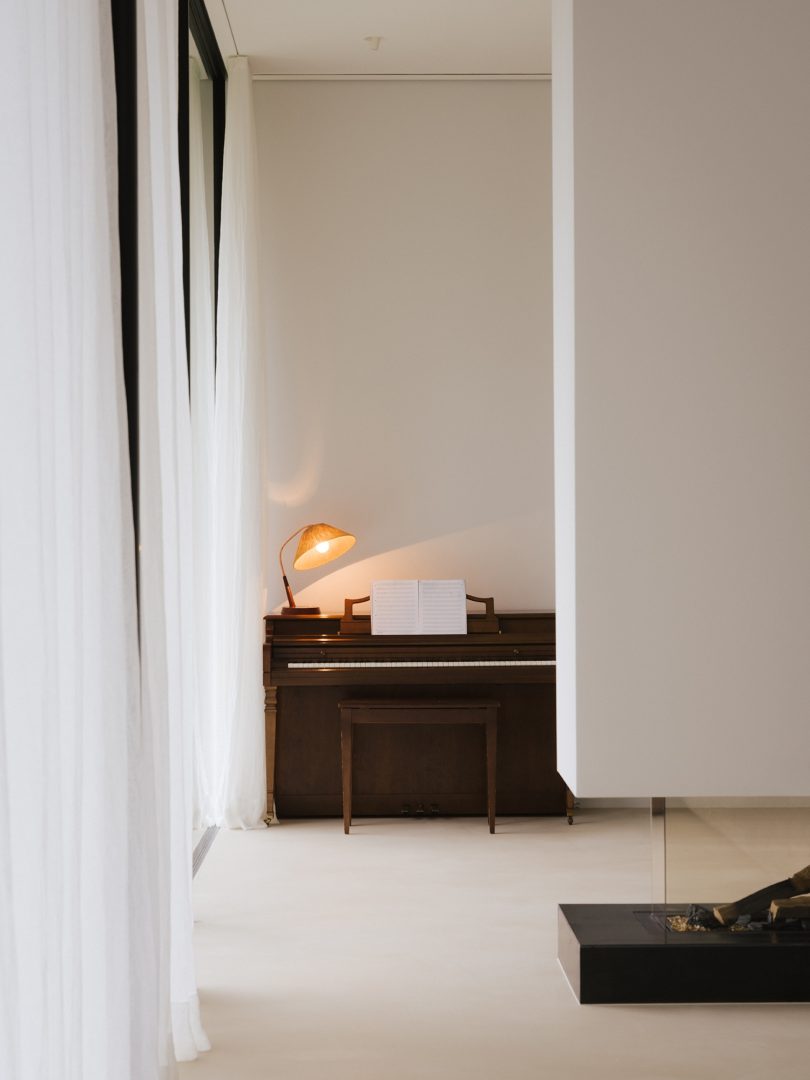 Philipp Architekten 设计的极简主义别墅 Ayoughi House