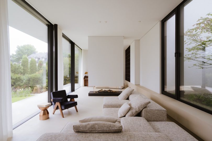 Philipp Architekten 设计的极简主义别墅 Ayoughi House