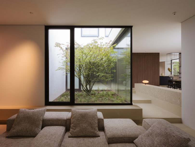 Philipp Architekten 设计的极简主义别墅 Ayoughi House